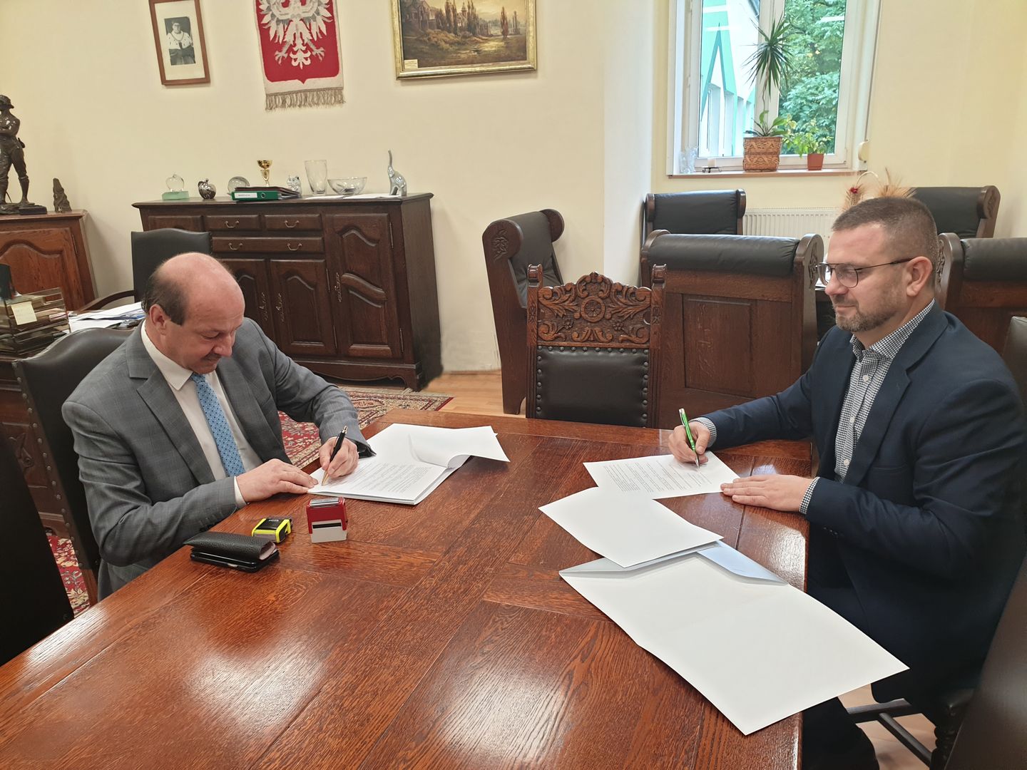 Porozumienie podpisuje dziekan prof. Arkadiusz Telesiński i Burmistrz Wiesław Łoński